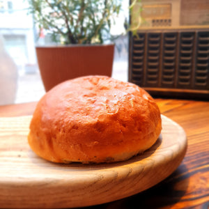 Burger bun with sesame 2psc.
